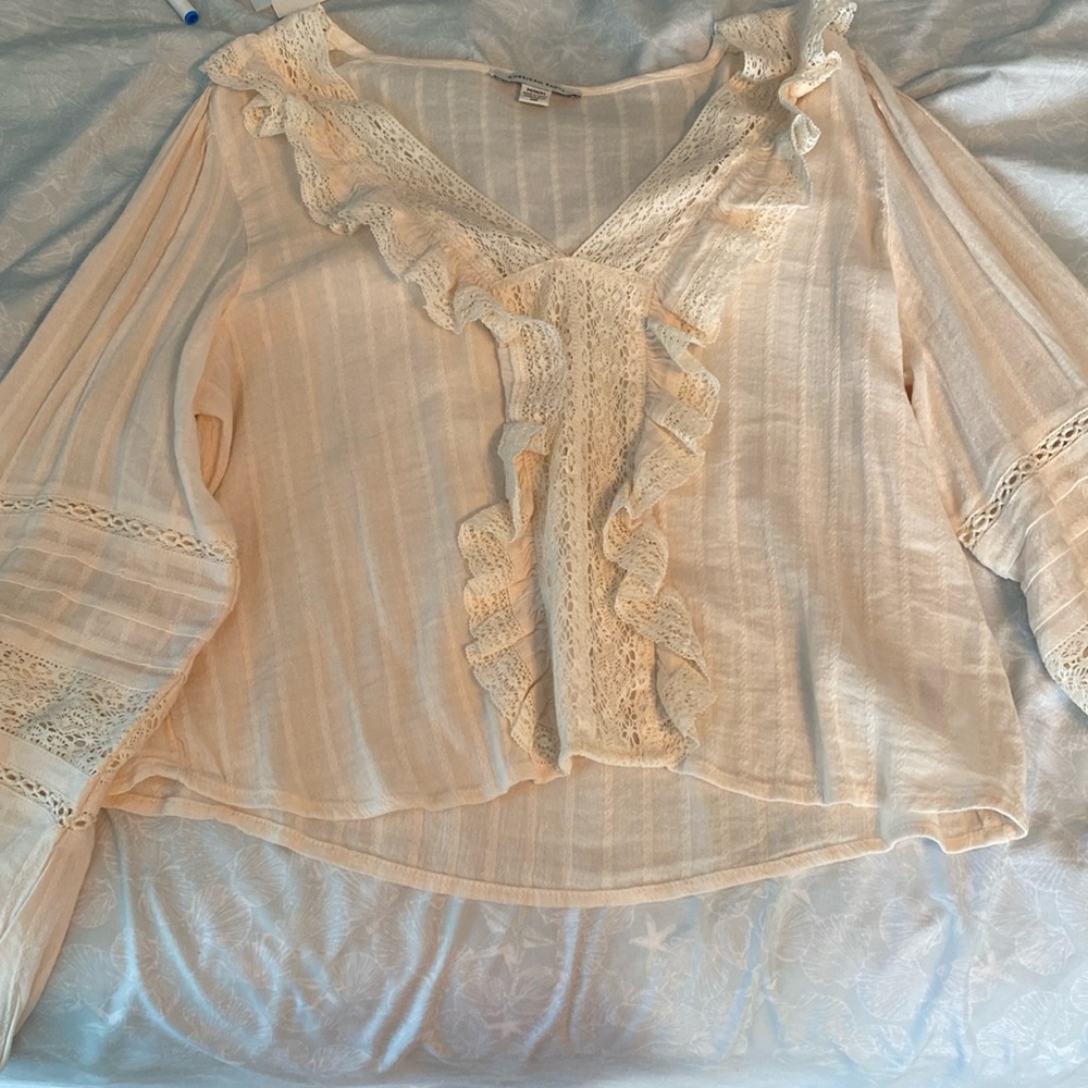 Medium American Eagle long sleeve. Light weight, in amazing shape. Never worn.